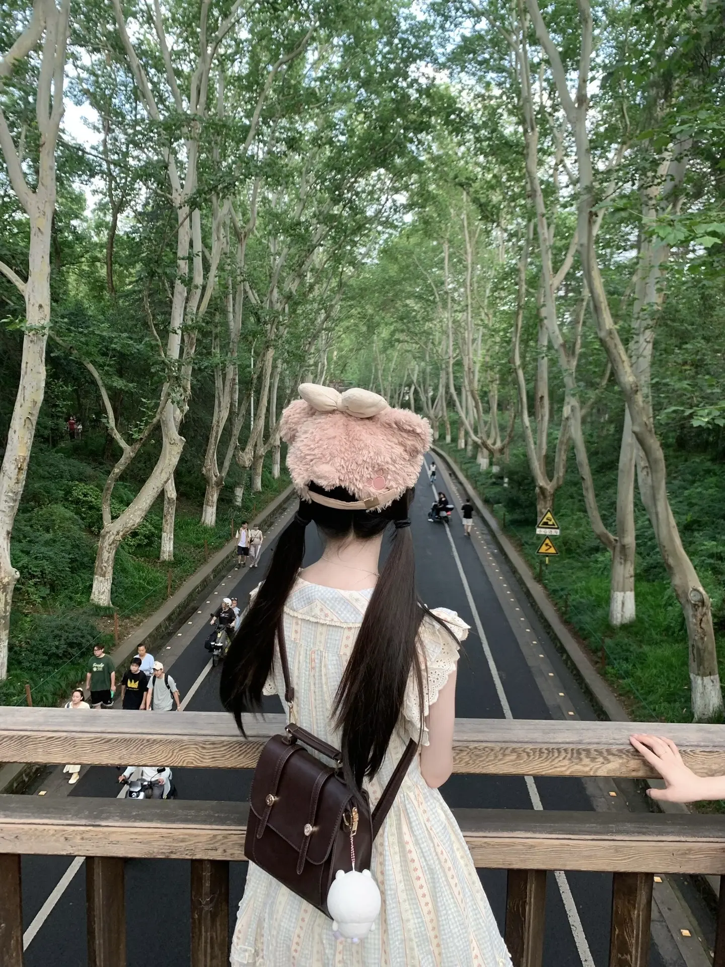 有人故意靠后拍你可爱模样 有人故意靠后回另一个女孩的消息