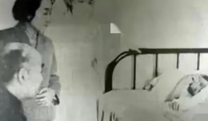 这是1965年，刘亚楼将军，生病住院期间，一张罕见的老照片，照片中的他面色蜡黄、