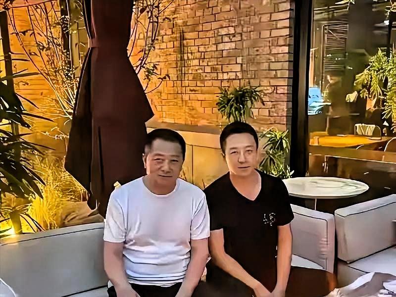 张兰最难的那段时间，汪大爷说出去钓鱼。人走了，再没回来。

汪小菲今天在直播间，