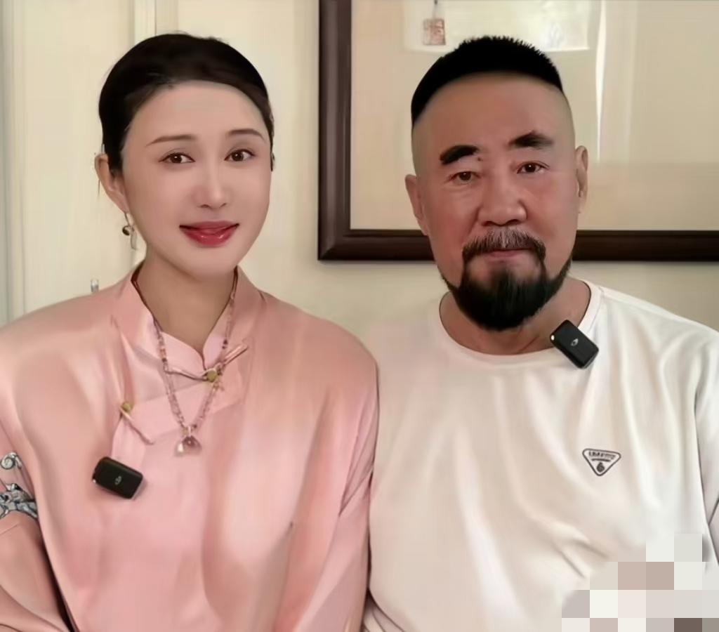 张纪中新造型亮相，一下年轻20岁有没有？
要知道张纪中已经70多岁了，从这张照片