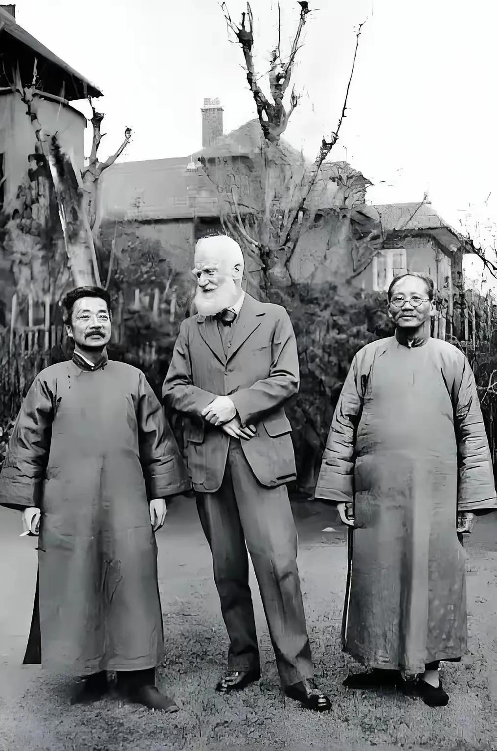 七律•观鲁迅旧照感怀

——这是鲁迅的真实照片，如图。鲁迅矮，1米5米出头；中间