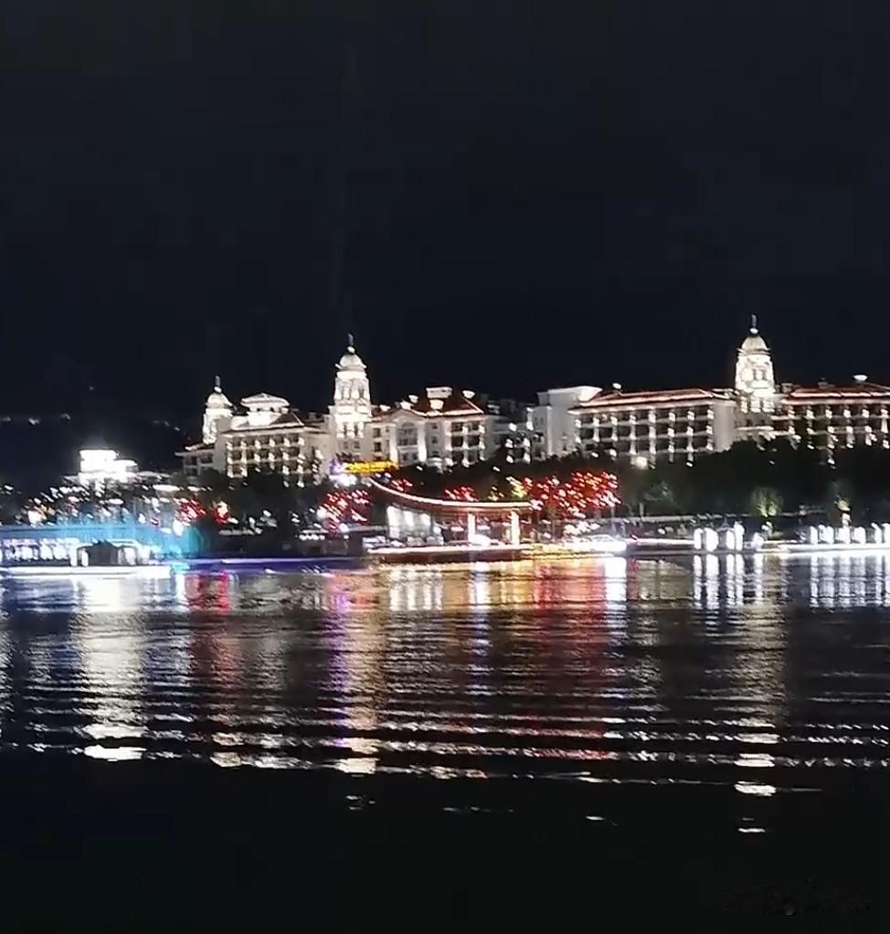 你是不是很久没有感受到活着的快乐了？
国庆节也甚至也感受不到快乐？
只有休息，没