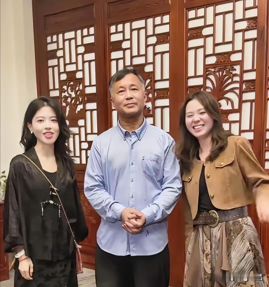 流浪大师身边都是美女。