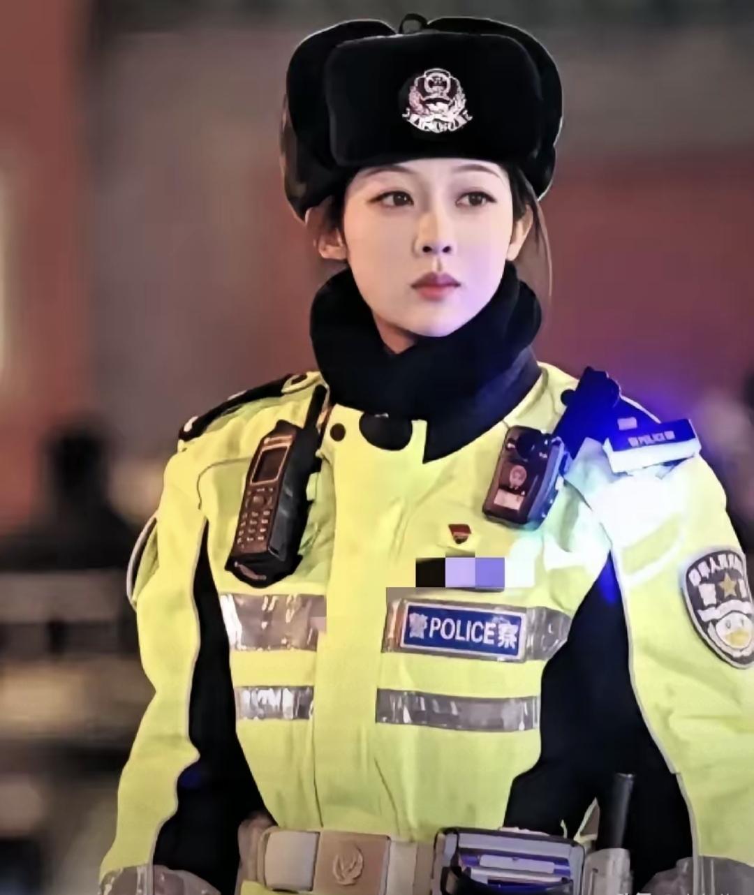 最近北京一个女交警火了，就因为有人觉得她长得像杨紫。她叫张钰，在西城交通支队女子