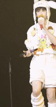 一唱没声怀疑嗓子 没疑话筒太可爱 穿上这种粉粉嫩嫩的造型也是非常的可爱的