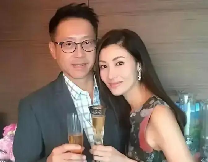 何超琼离他那天，股票涨疯
 
那天港交所收市，信德集团股价飙升7%，市值多出一艘