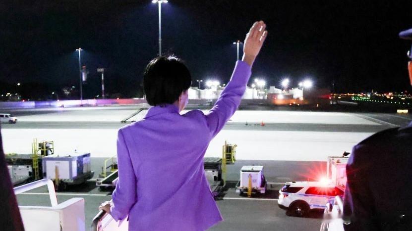 日本首相高市早苗，这次在纽约被自家网友嘲上热搜了。

据日本电视台报道，9月22