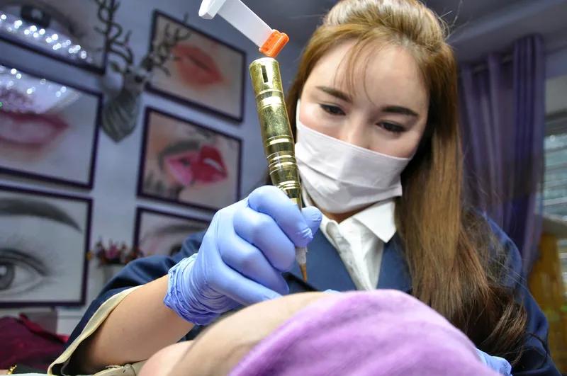 题玉照
眉青目善三十八，
面带微笑美似花。
祝君早日脱了单，
嫁了哥帅成一家。