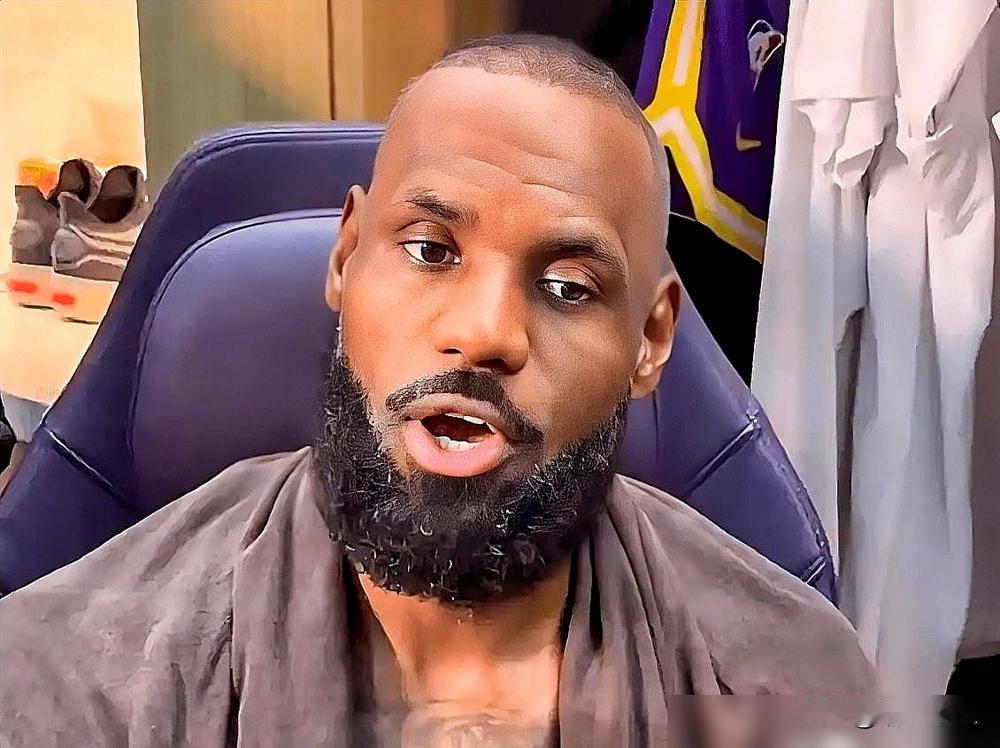 老詹这场拿了10分，数据确实寒碜，看着都觉得不像他。
要是搁在前几年，这绝对是