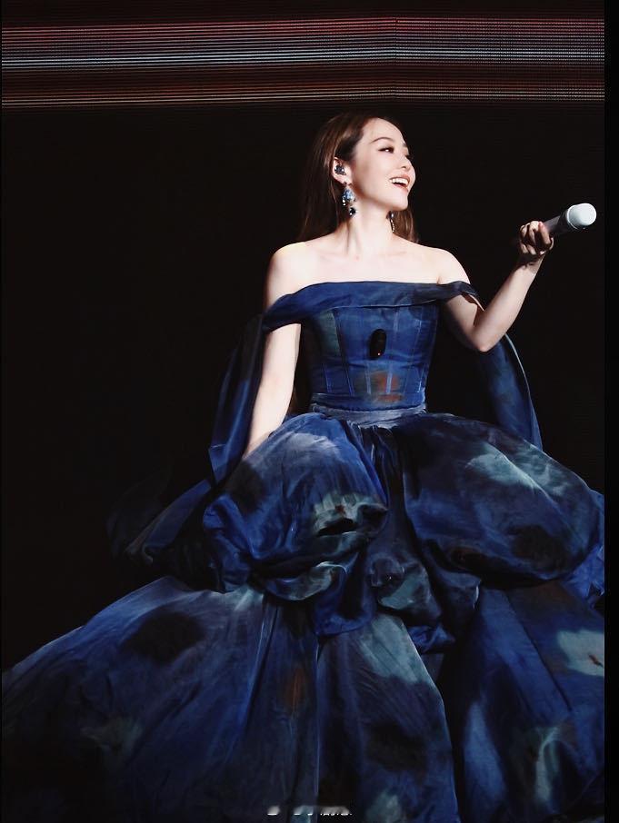 张靓颖组曲含金量追张靓颖合肥演唱会看张靓颖合肥演唱会，那几首老歌一唱，《What