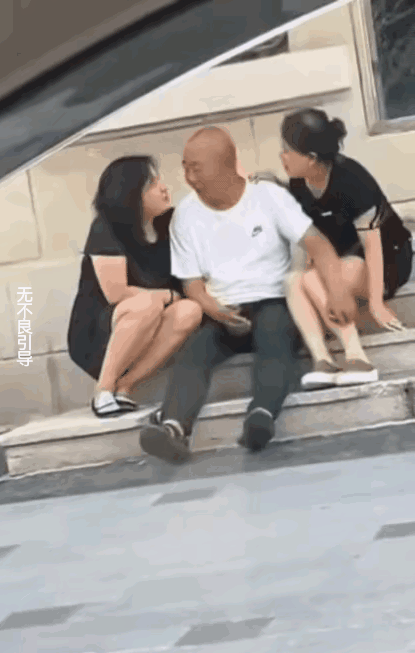 大爷这退休金花不完啊！幸福的退休生活，雄风不减当年！从年轻到年老，爱好始终如一，