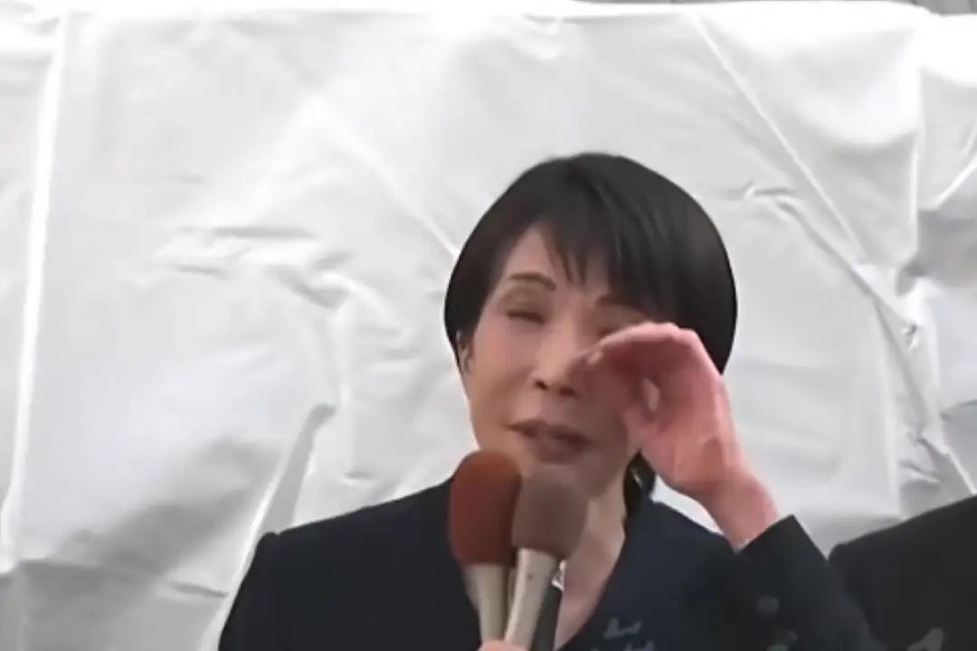 嘴硬了快三个月，日本这位“铁娘子”高市早苗，终于在东京秋叶原的街头当众抹眼泪了！