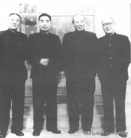 1962年春节前夕，周恩来邀请张治中(左一)、傅作义(左三)、屈武(左四)商谈对