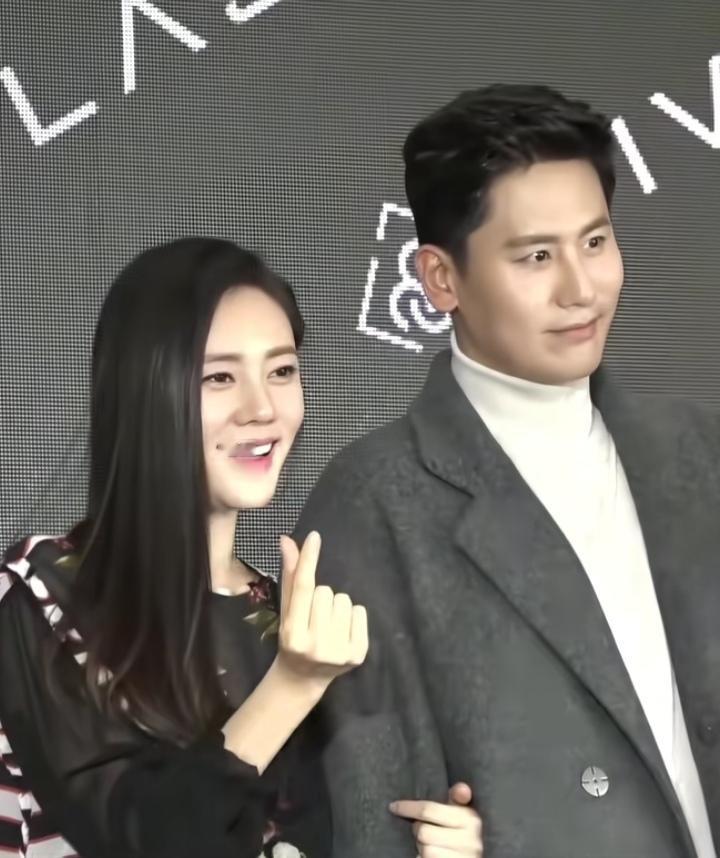 好般配的一对，男帅女美[赞]品如还是那么漂亮，二叔帅帅的[赞][赞][赞][赞]