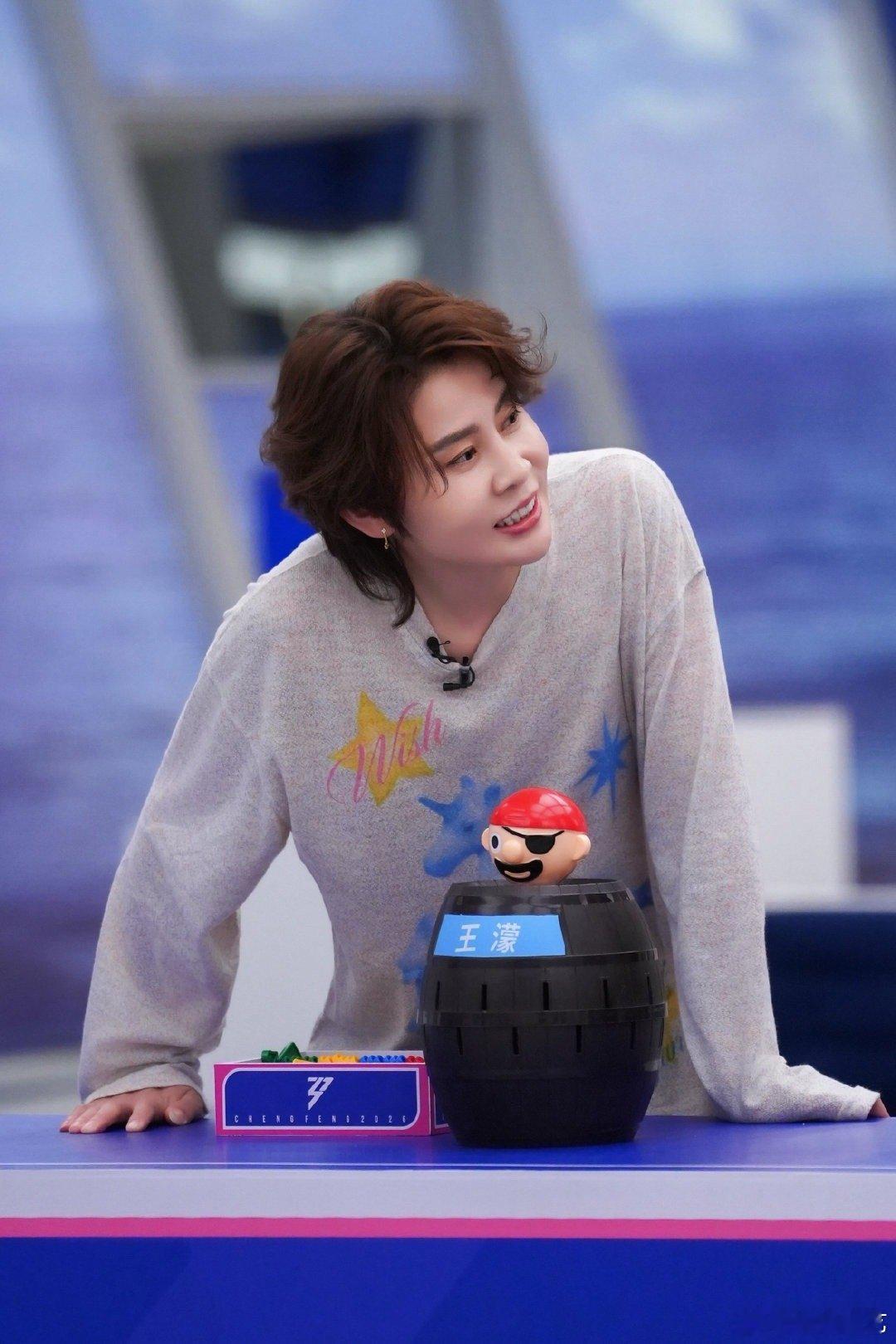 曾沛慈王濛半夜抢被子乘风2026王濛怕冷星人曾沛慈实锤，早早把被子裹得死死的，安