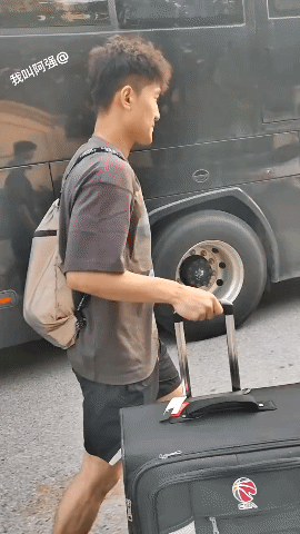 不偏不倚，有些辽宁球迷确实招人讨厌，你黑广东球员就算啦，为什么连姜伟泽也要黑？
