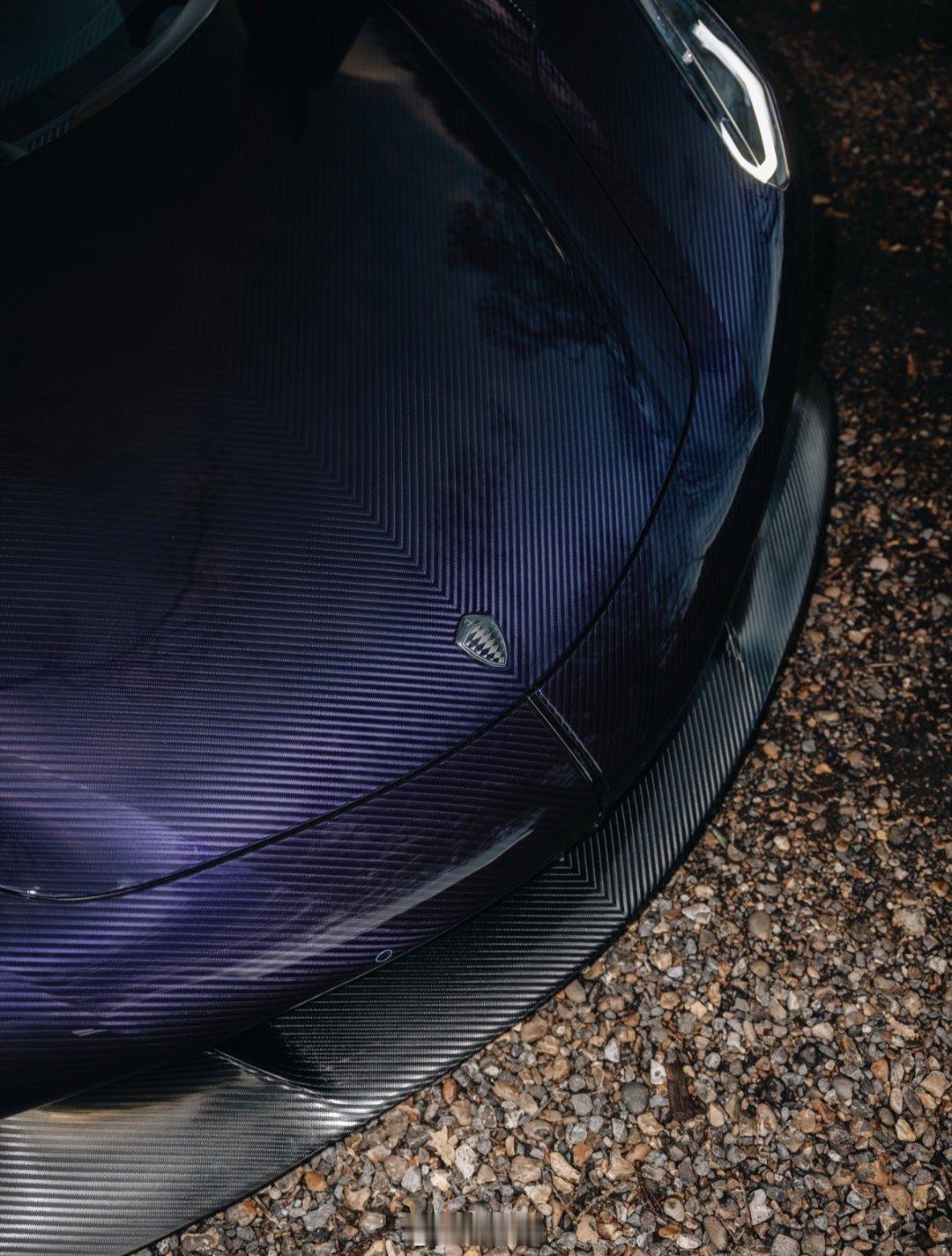 跑车大v聊车 科尼赛克Jesko Absolut，车身由紫色调碳纤维包裹，并以银