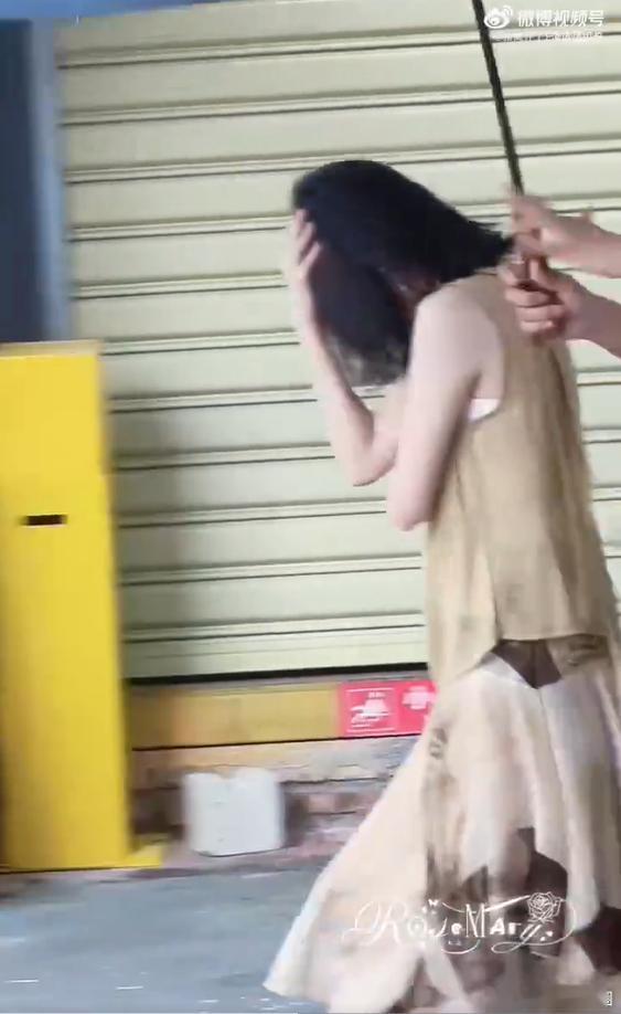 当白鹿在大街上听到自己的歌白鹿在大街上听到自己的歌的反应街上传来熟悉歌声，白鹿一