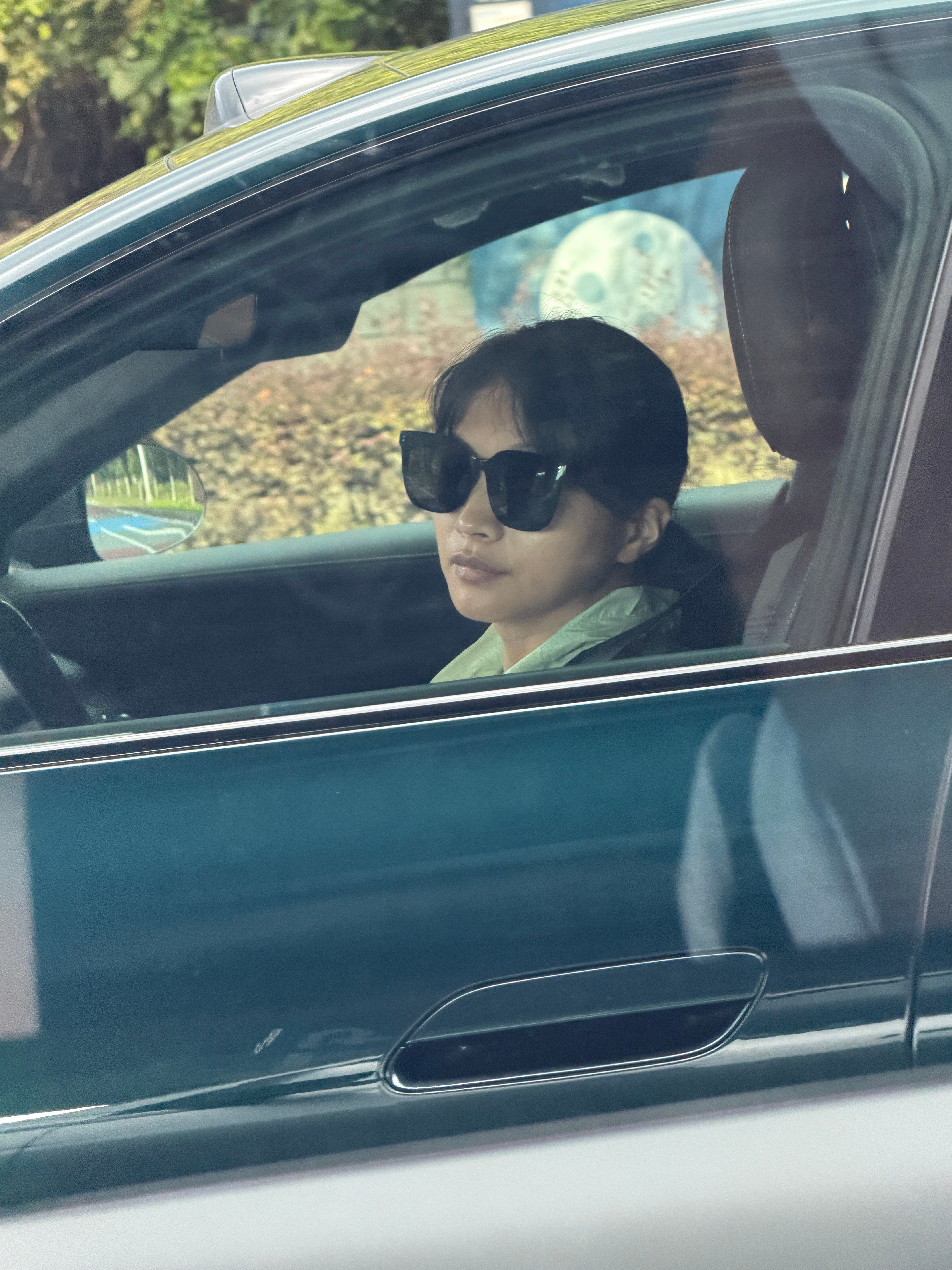 我说是谁的车那么帅、原来是李老师出来兜风了