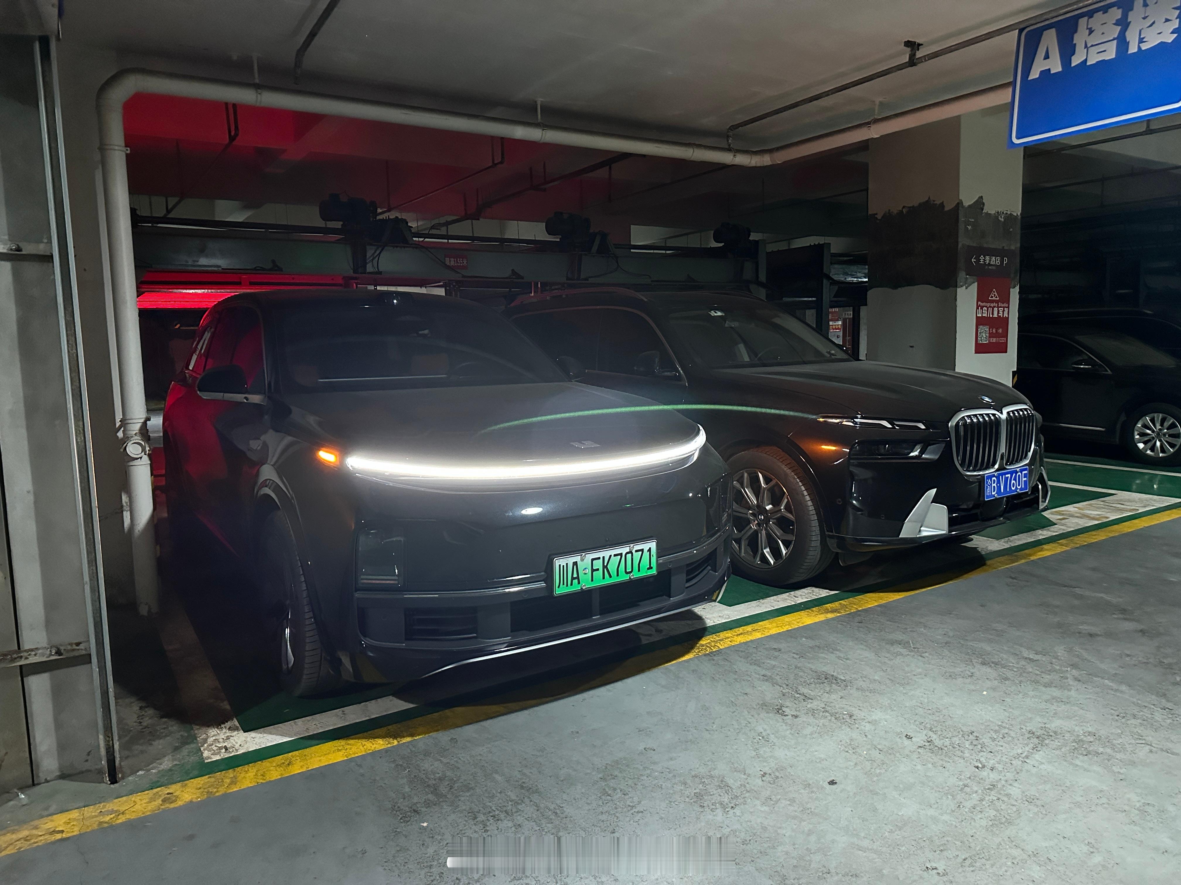 到了酒店停好车，理想L9和宝马X7停在一起，气场貌似平起平坐！平日出行首选亚朵酒