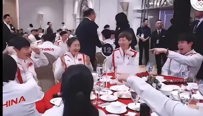 国乒的氛围真是太好了！
奥运健儿港澳行，聚餐时国乒一桌，在饭桌上大家应该是在玩游