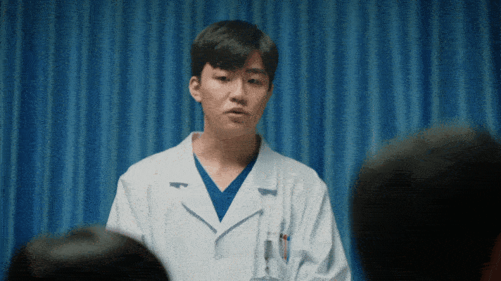 #头回见男女主一起官宣的是病情#打破传统剧情框架，《明日有晴天》以独特视角展现男