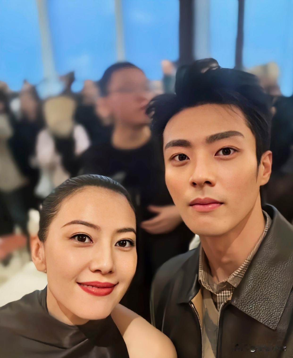 高圆圆陈星旭等人一起参加活动，她可真是貌美如花，即使穿着最简单的黑色绸缎长裙，也