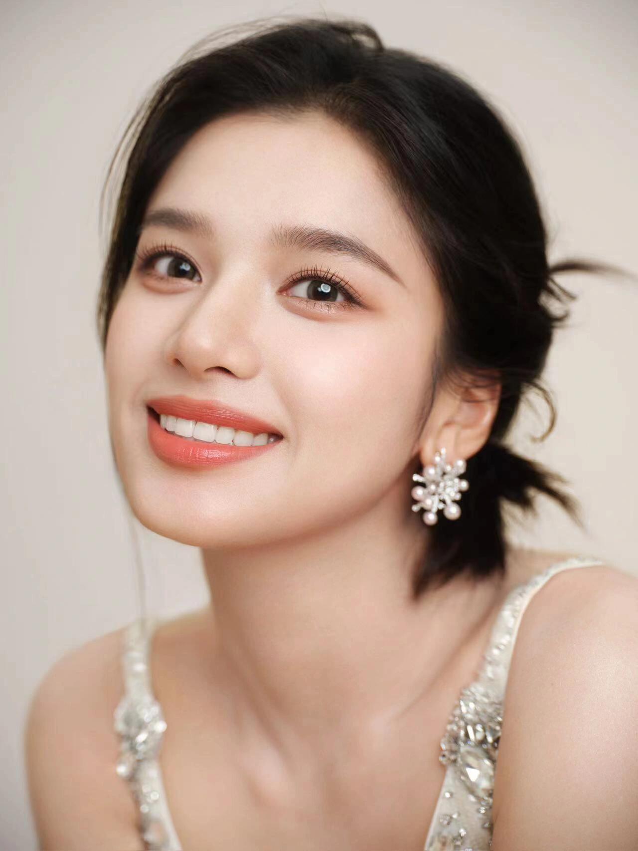 张婧仪好会盯 