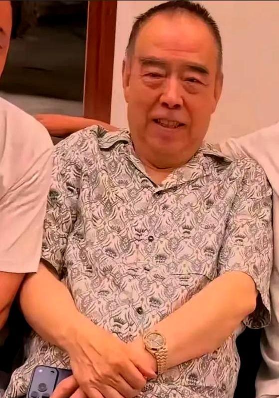 很多人以为陈凯歌在赔钱赚吆喝，其实他早就跳出了票房这个低级游戏。
 
为了拍《妖