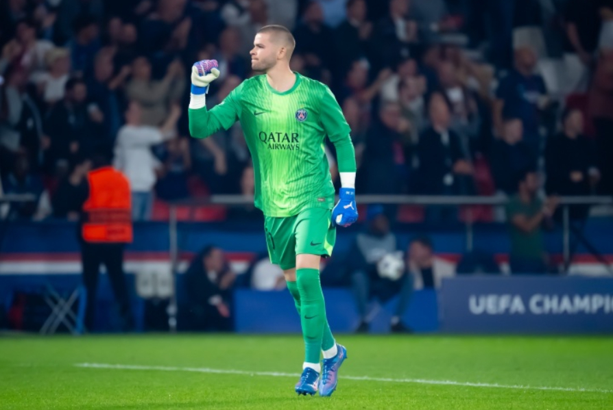 《队报》报道，巴黎圣日耳曼门将舍瓦利耶近期出场时间寥寥无几，可能因此落选法国国家