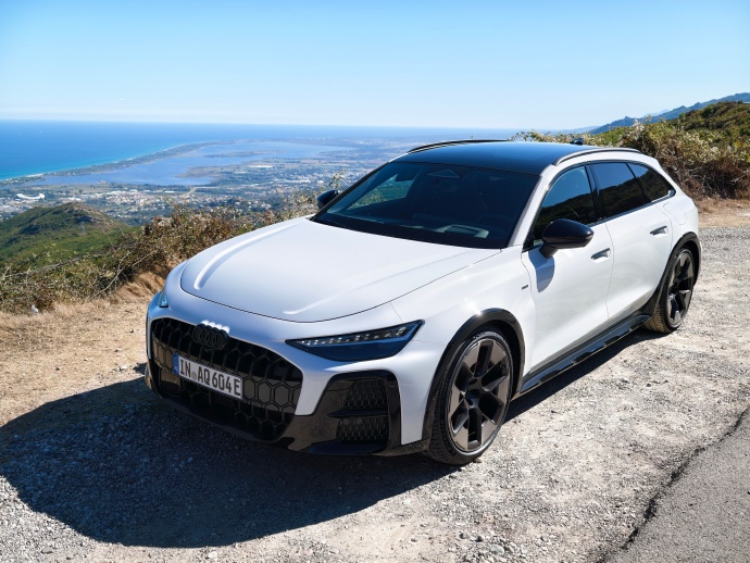 熊猫配色很上镜，冰川白奥迪A6 allroad。 ​​​
