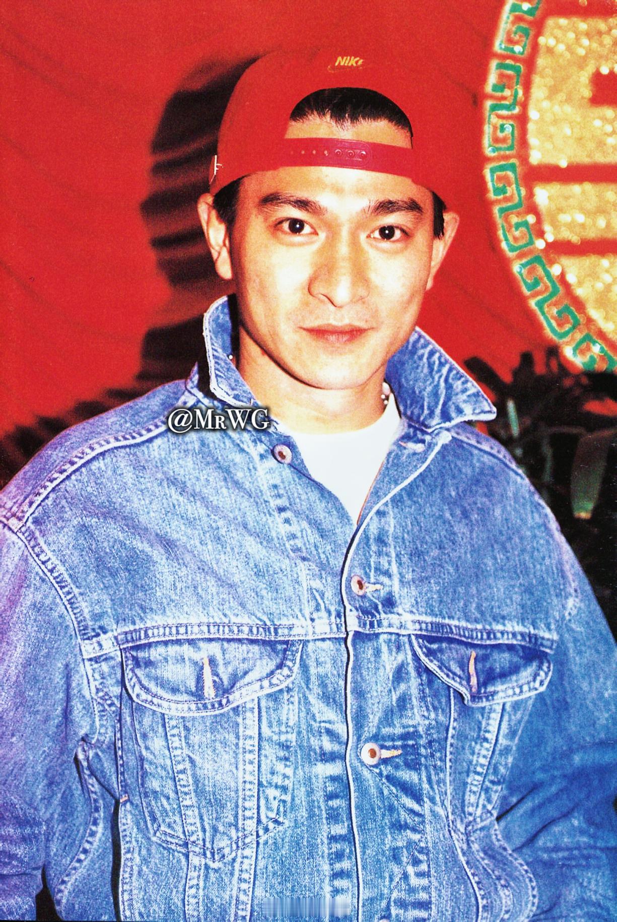 刘德华[超话]独家扫描 俊呐！[酷]华仔真系穿牛仔衫最帅的哥～小红帽大可爱，蓝衣
