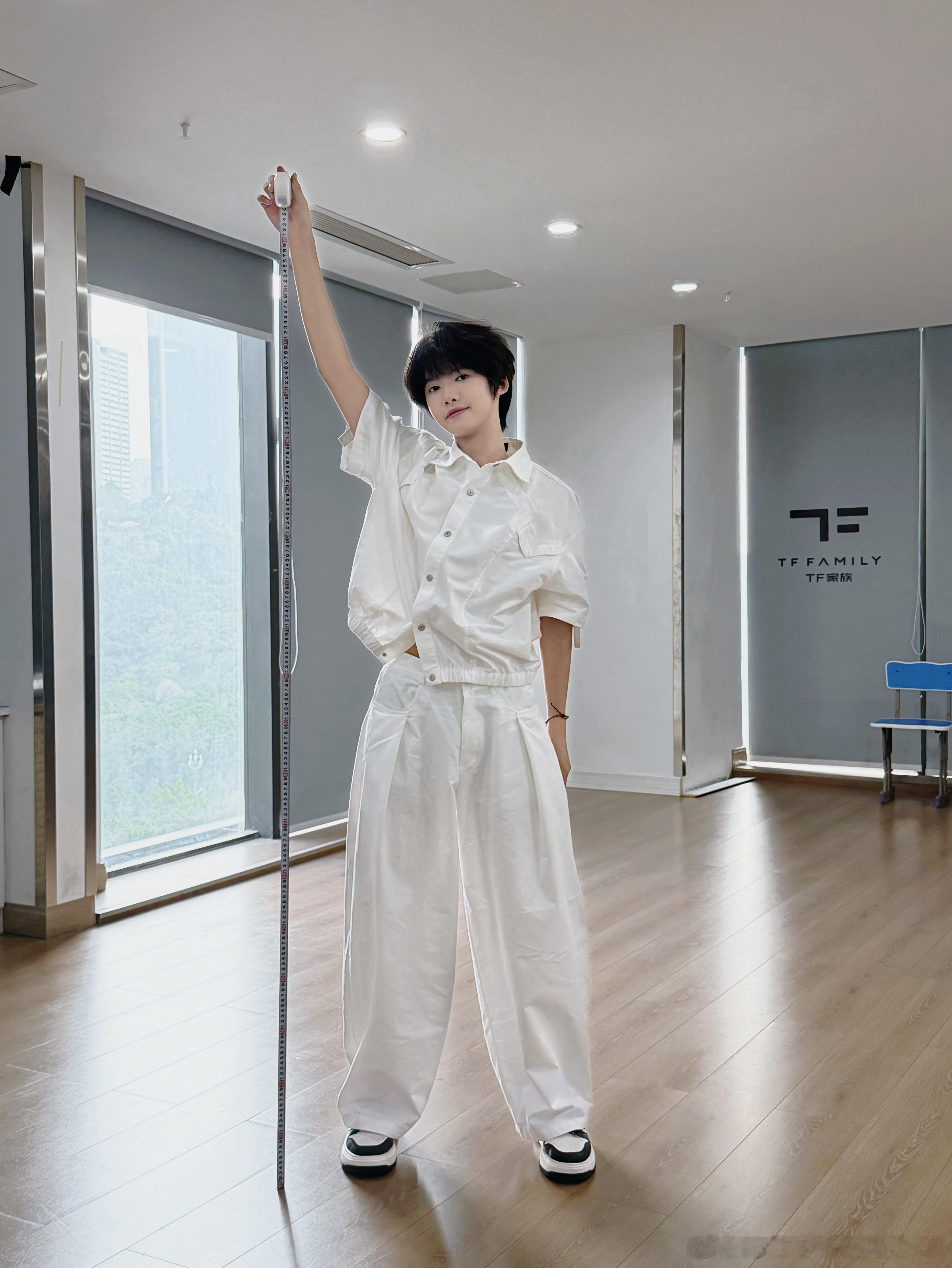 这么素的一套衣服拍出来都这么好看，真欧巴不解释…… 