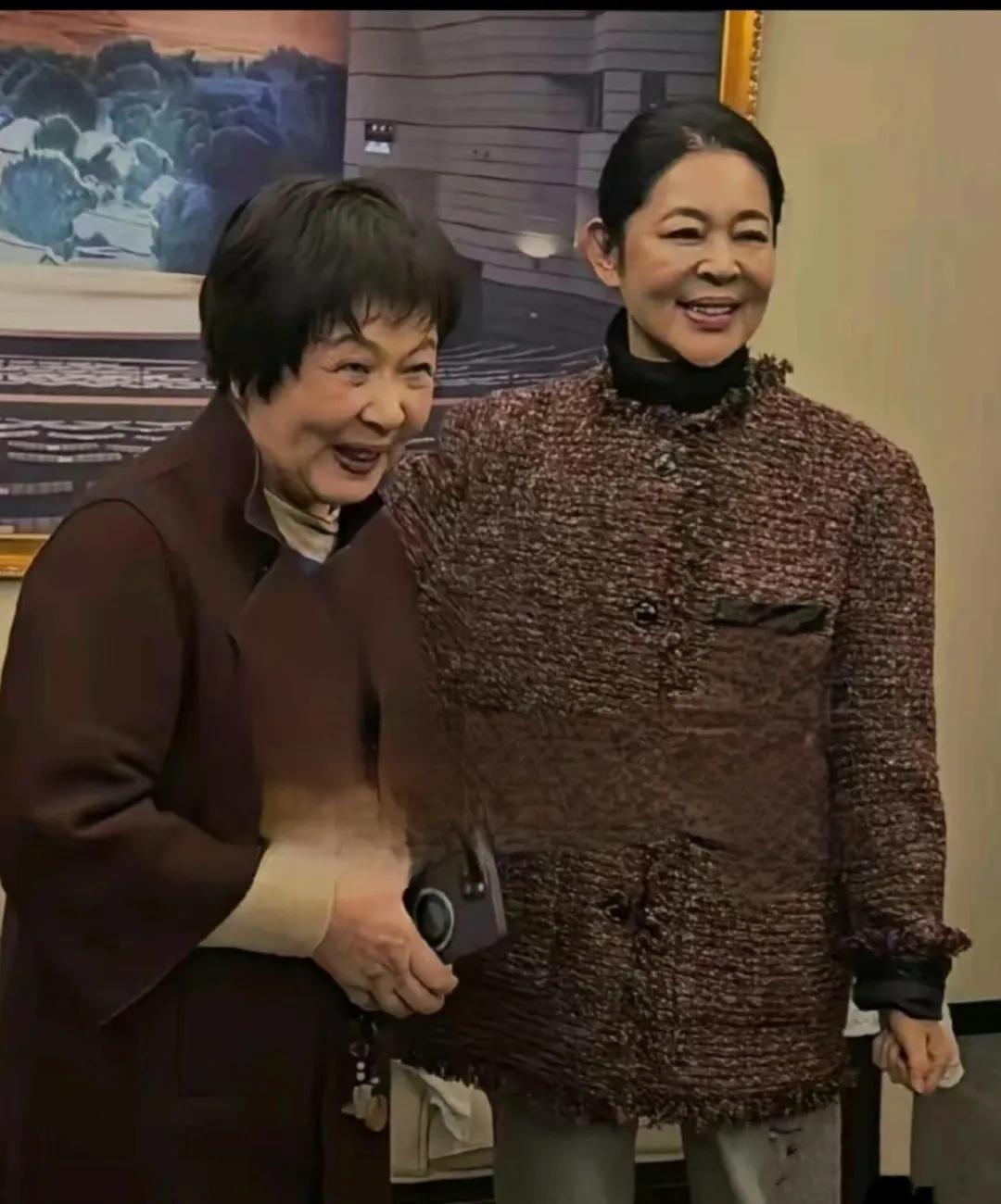 刘璐她声音很有特点，有磁性，五官长得又漂亮，整个人还带着央视主持人那种特有的从容