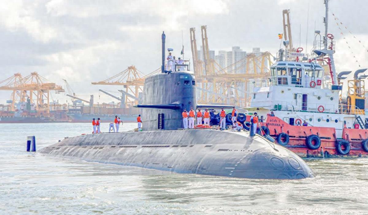 巴基斯坦“麒麟”潜艇随编队进入科伦坡港，距印度海岸不足150海里，印度P-8I巡