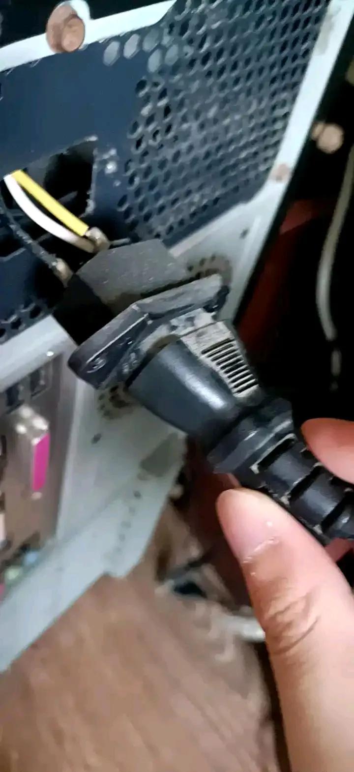 高考完了，升级一下家里的旧电脑，拔这条线时卡住了怎么拔下来