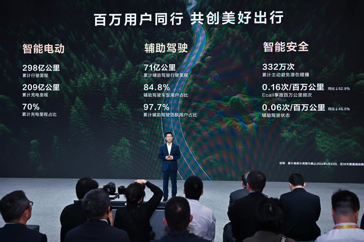 问界M9迭代：百万用户数据喂出的“豪华新天花板”｜克总评车北京车展的问界展台，全