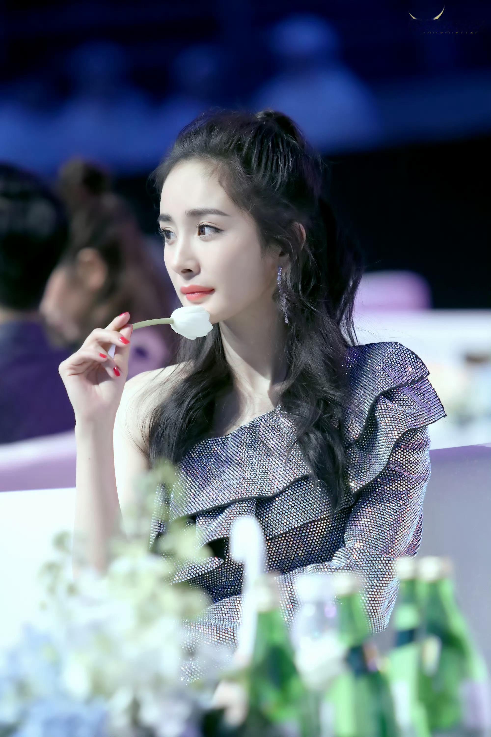 这些现在经历的，终究会成为被纪念的。我记得我疼过。然后等着它被新的疼取代。 