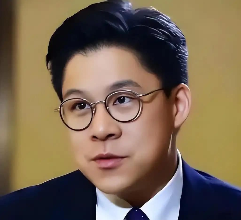 记者问霍启刚，为啥不去当港姐评委？他的回答太智慧了，因为她妈妈，也就是郭晶晶的婆