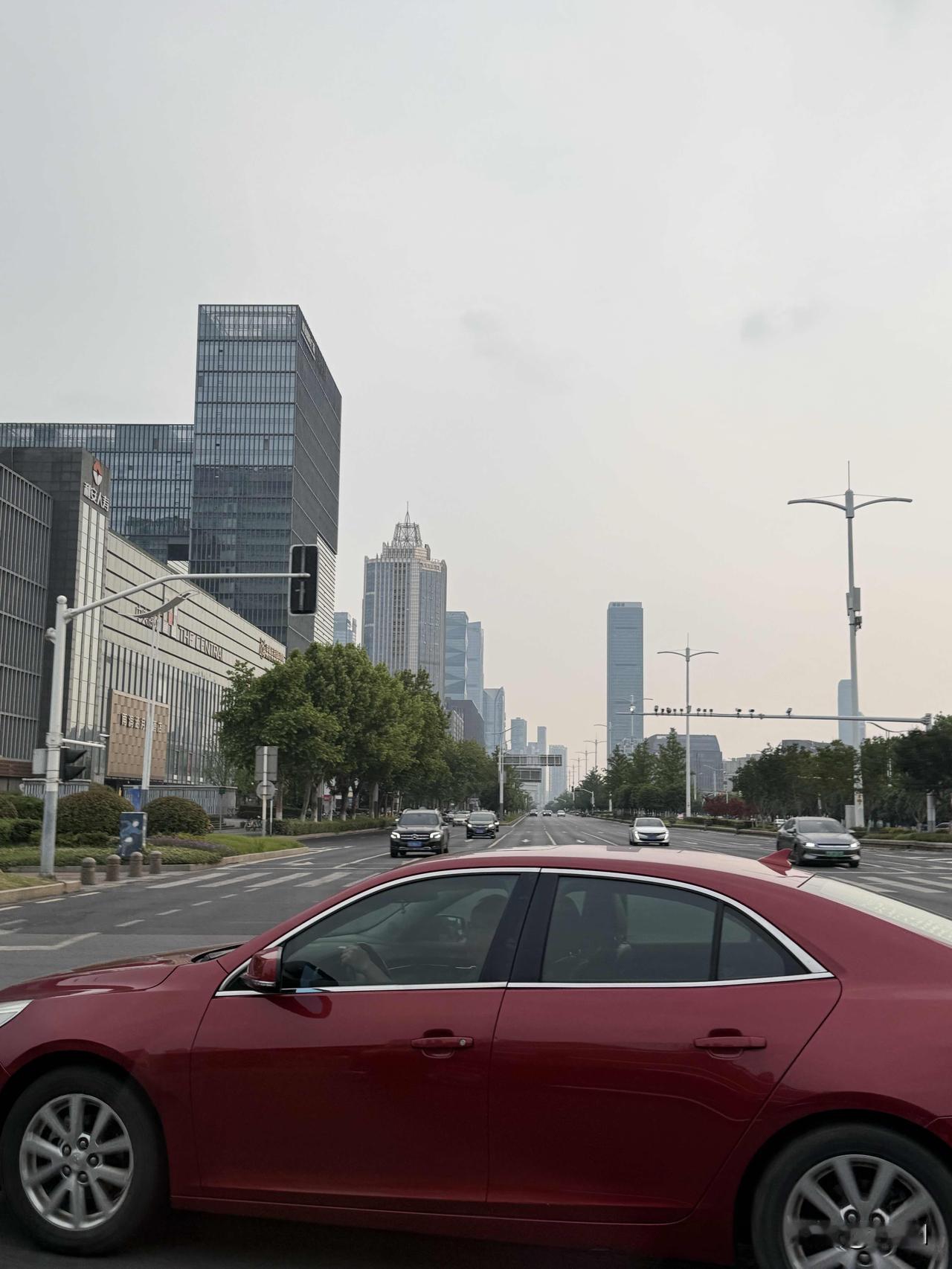 街拍城市。不一样的心动体验匆匆忙忙忙匆匆，日行千里到南京。楼上俯瞰玄武湖，水与翠
