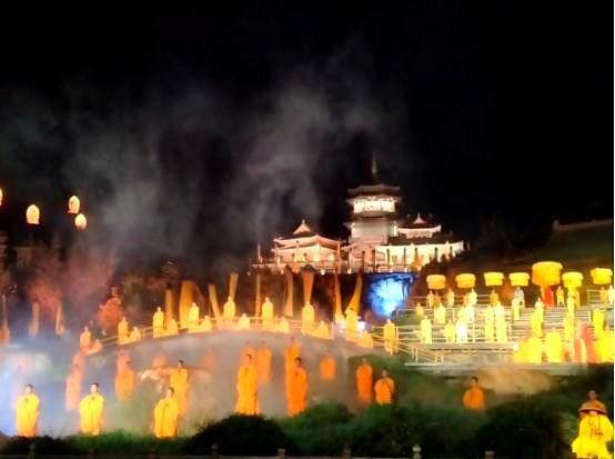 中美贸易战最坏结果两种：爆发战争或彻底脱钩。
中方这次能罕见硬刚到底，高层已做最
