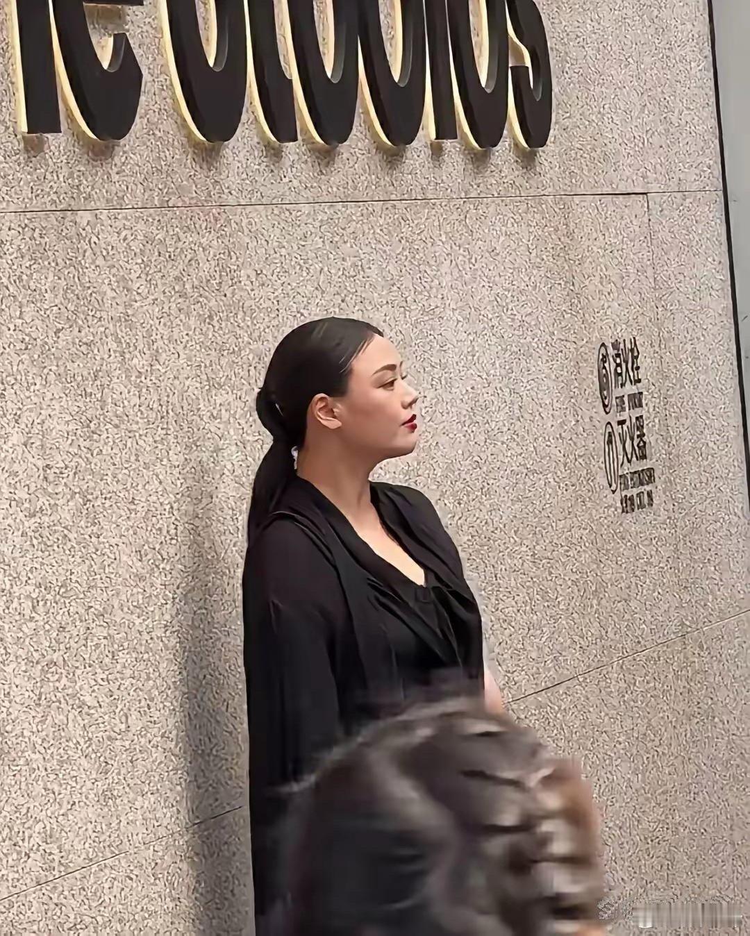马思纯是欠了发型师的工资吗？自己梳头发也不至于如此“惨不忍睹”吧？ ​​​