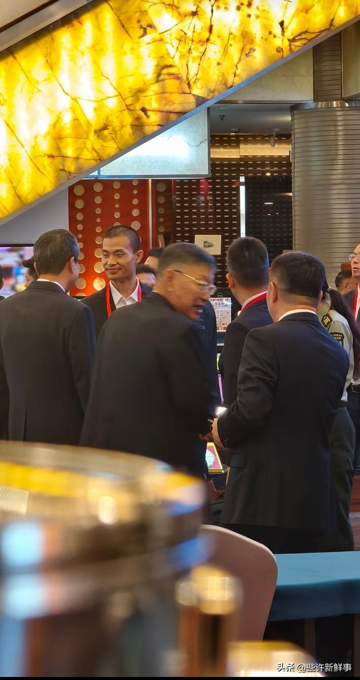 第一次看到韦神笑