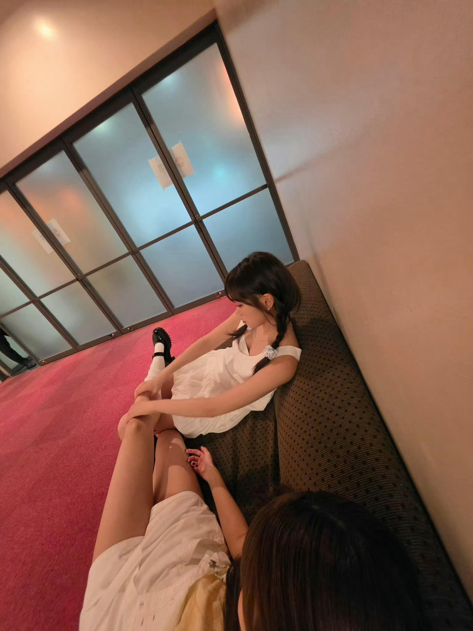 260903 WVS演出结束之后给妹妹揉腿的姐姐是真实存在的啊 ​​​