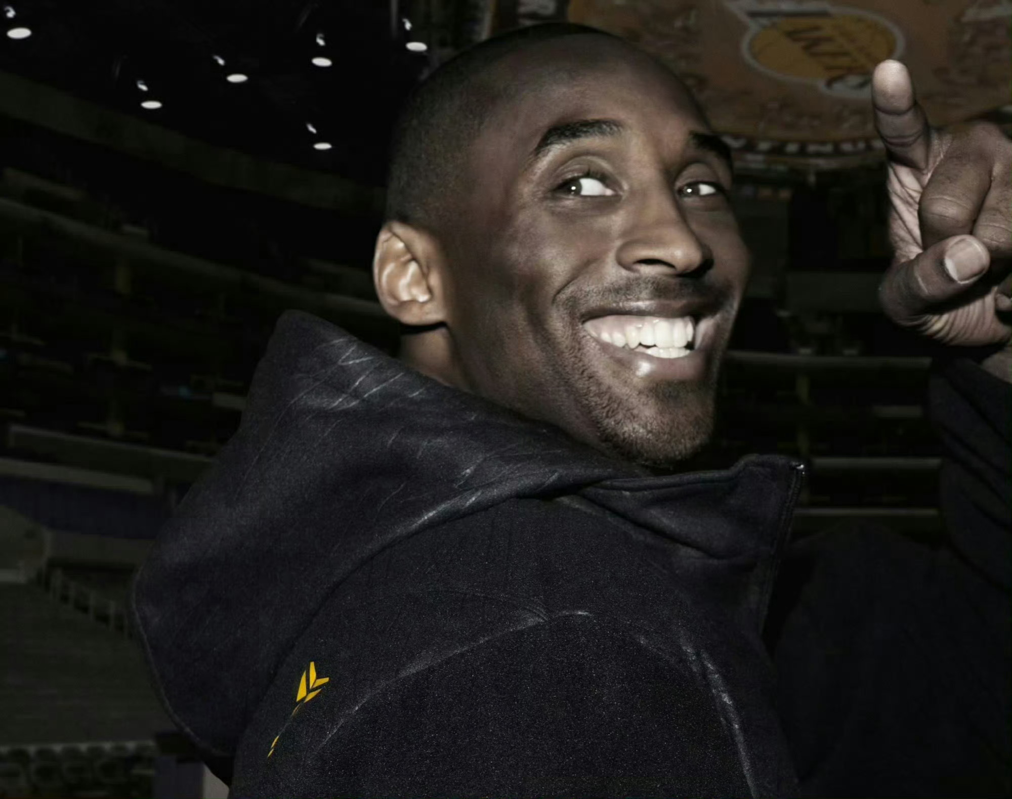 我们不一定要五彩缤纷，但一定要活出自己的颜色。在所有的跋涉与坚持之后，总有一天成