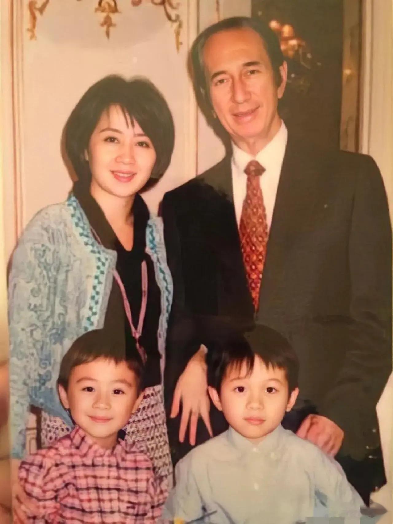 何猷君和赌王父亲的合影何猷君从小就是一个数学天才，成绩优异，刻苦学习。富裕的家境
