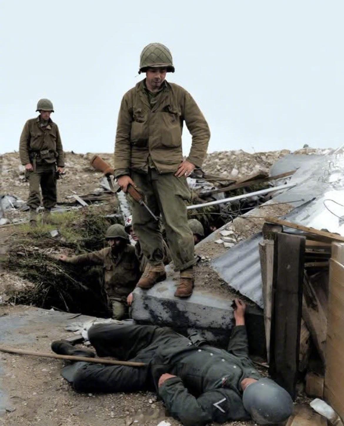 照片中的历史[超话] 1944年，在法国鲁勒堡地区作战的美陆军第79步兵师二等兵