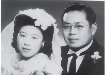 1945年，王世襄和袁荃猷结婚。婚后，王世襄发现妻子除了会剥蒜，其他家务活一概不