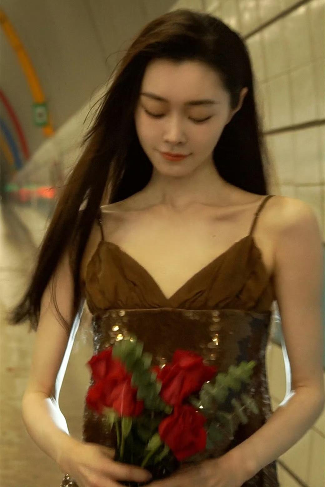 宋轶街头美拍，长发吊带裙，手捧鲜花好甜好美 ​​​[奸笑]
宋轶