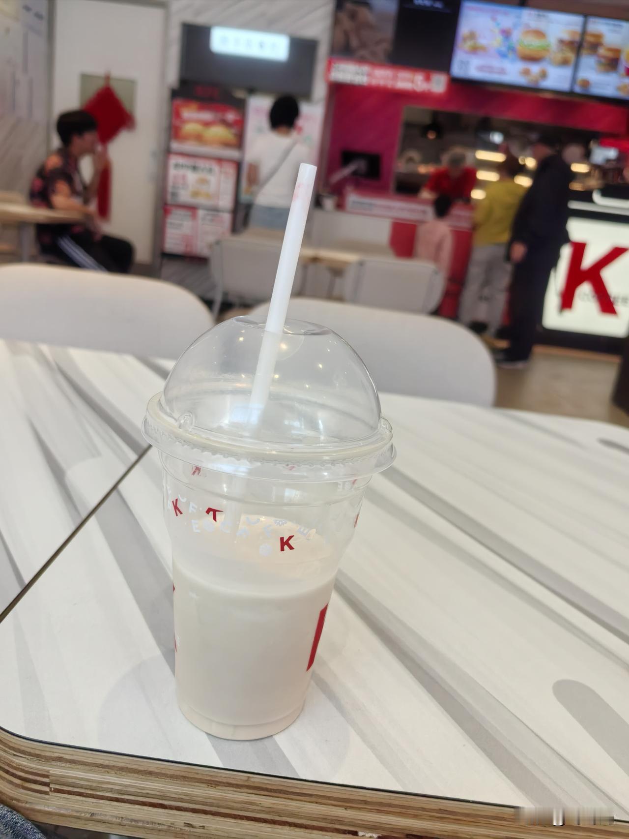 白瞎了小伙的一番好意
那天我说过要活得自在些，没事的时候，就得去肯德基喝上一杯我